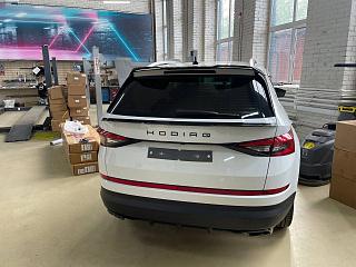 Ресничка между задних фонарей для Skoda Kodiaq (2016-2024) под покраску
