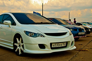 Крашеный комплект. Реснички на фары фигурные var№2 Honda Civic 4D 2006-2012 Цвет Белый NH-578+ УСТАНОВОЧНЫЙ КОМПЛЕКТ