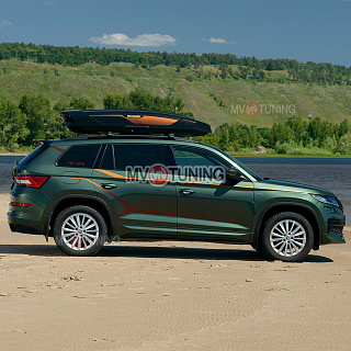 BLACKOUT EDITION. Спойлер крашенный Черный глянец для Skoda Kodiaq I поколение 2016 - 2023